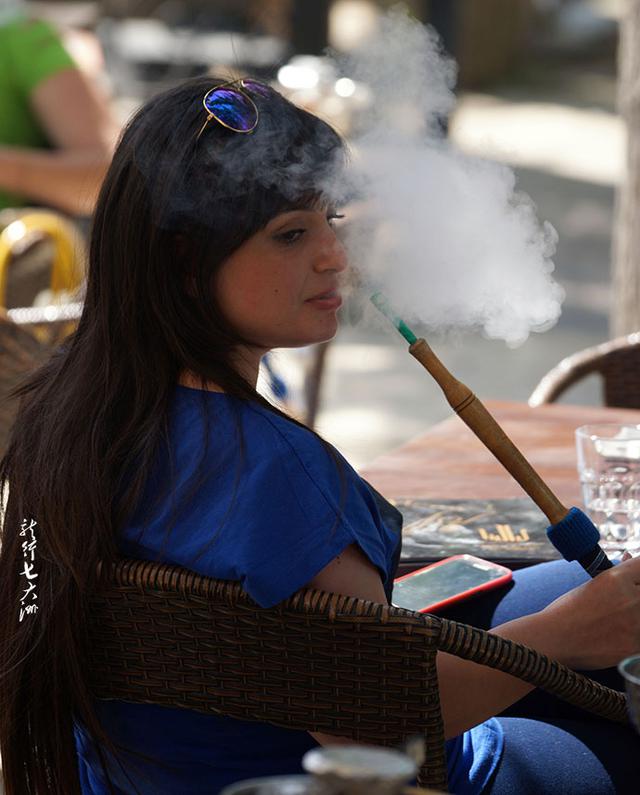 优雅迷人 吸水烟的黎巴嫩女人