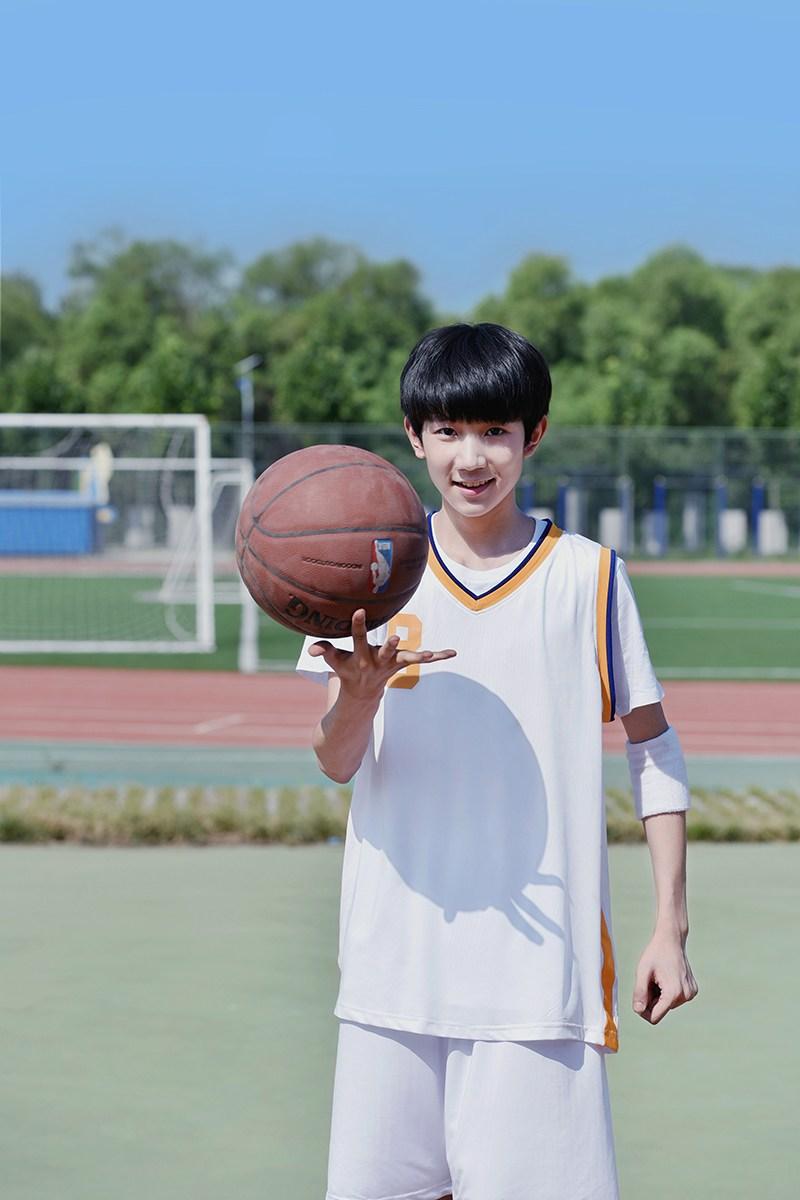 tfboys王俊凯办16岁生日会易烊千玺王源助阵