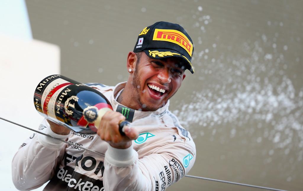 F1日本站汉密尔顿夺冠 赛后畅饮香槟 第1页