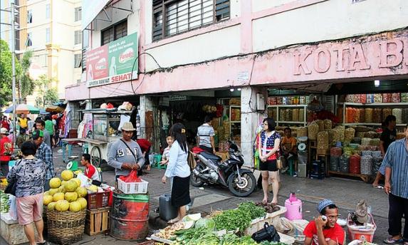 印尼华人生活艰辛：猪肉50元/斤 居住环境差(8) 第8页