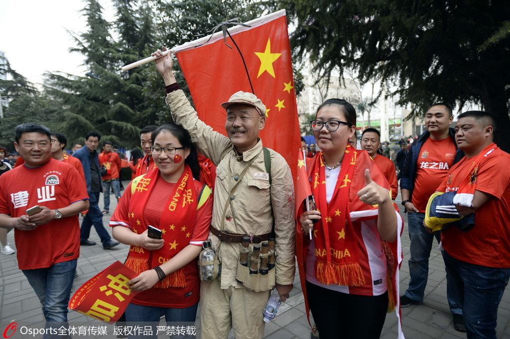 网易直击-"老兵"惊现球场 挂手雷助威国足 第1页