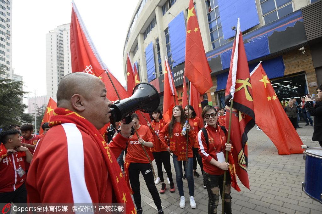 网易直击-"老兵"惊现球场 挂手雷助威国足(15) 第15页