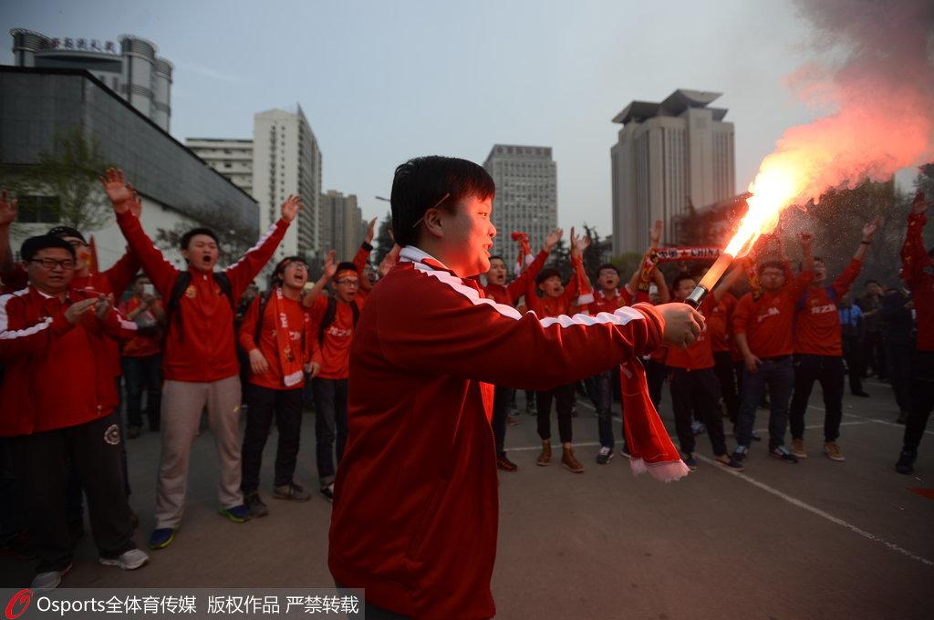 网易直击-"老兵"惊现球场 挂手雷助威国足(20) 第20页