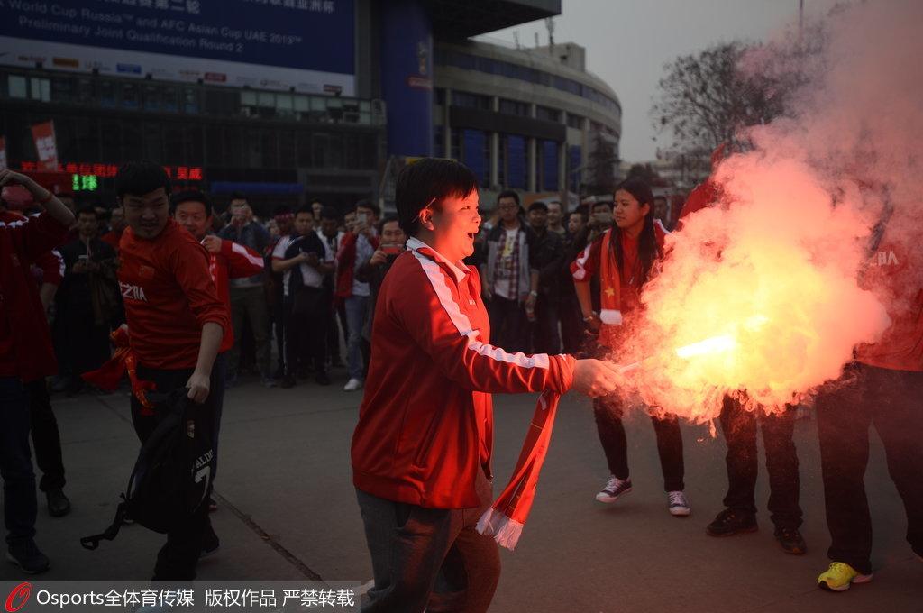 网易直击-"老兵"惊现球场 挂手雷助威国足(21) 第21页