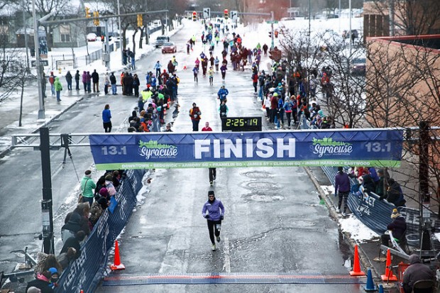 无惧风雪冰雹!美马拉松3700名跑者勇敢完赛 第1页