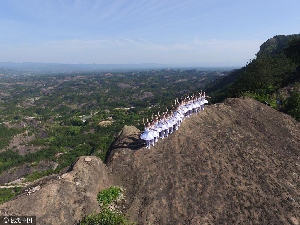 足尖舞动玻璃栈道 武僧千米悬崖练神功(5) 第5页