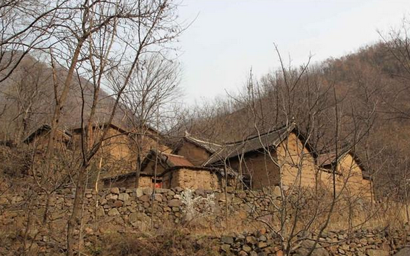 山区乡村成空心村：住土坯危房 孩子捡鞋穿 第1页