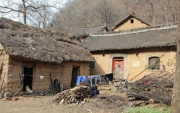 山区乡村成空心村：住土坯危房 孩子捡鞋穿(5) 第5页