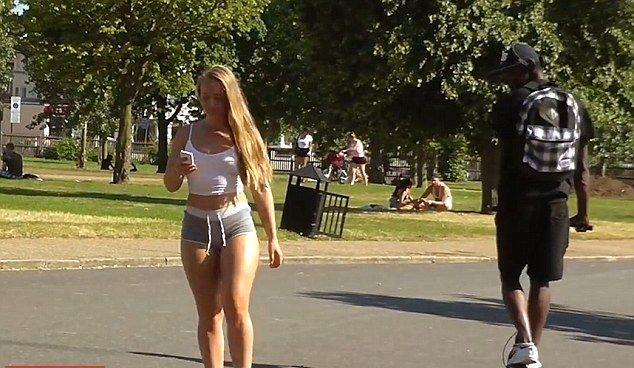 英国女子穿内裤逛公园 测试路人反应 第1页