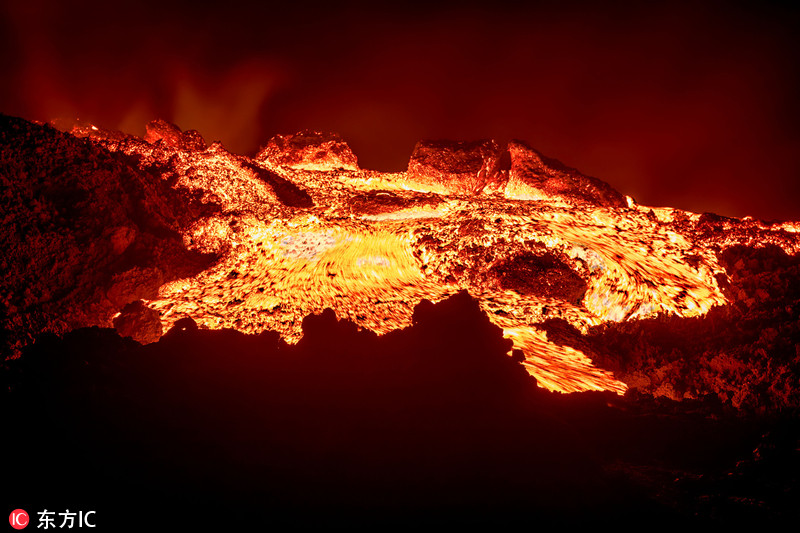 摄影师近距离拍富尔奈斯火山 岩浆成河