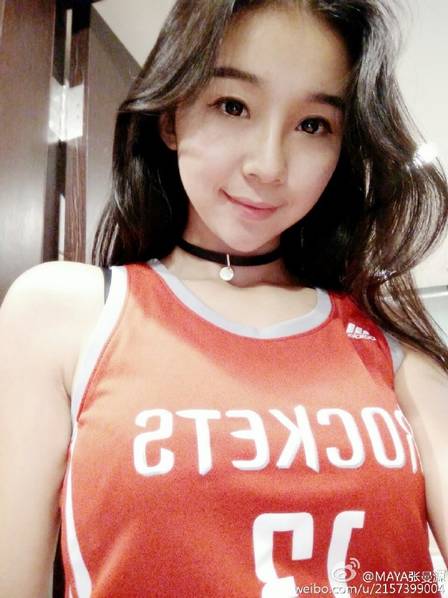 nba中国赛期间,央视nba最前线的美女主播张曼源化身登哥迷妹.