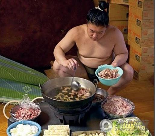 日本相扑手生活揭秘 一顿饭至少吃5人饭量(图)(9) 第9页