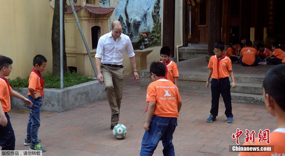高清：威廉王子访问越南 与小学生切磋球技 第1页