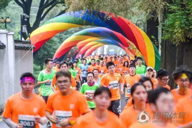 组图：跑个步还虐狗！苏大马拉松浪漫开跑(10) 第10页