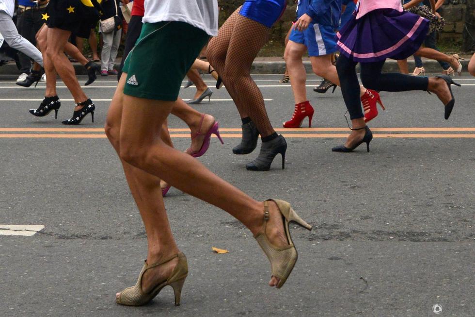 高清:菲律宾办高跟鞋跑步比赛 男人穿裙子参赛