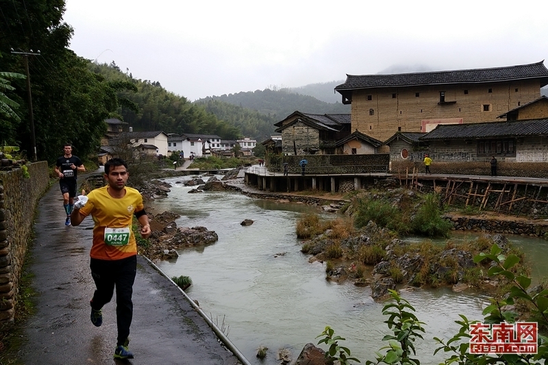 南靖土楼国际马拉松起跑 800余人土楼故里相聚(3) 第3页