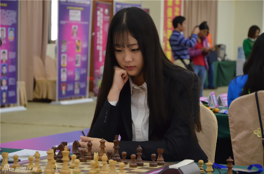 江苏队00后美女棋手袁烨