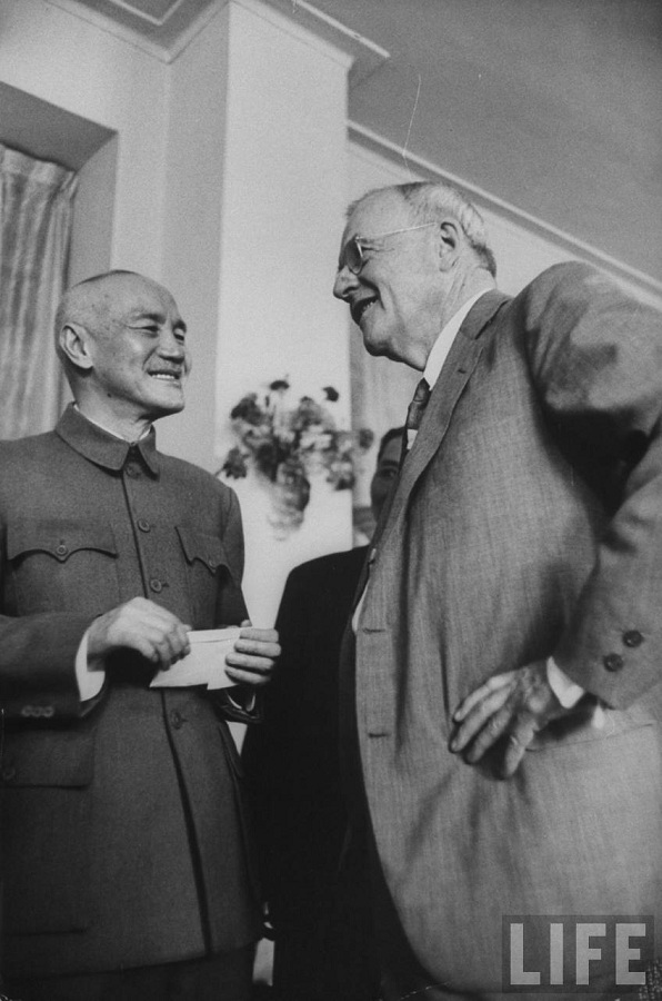 对着地球仪发呆：蒋介石在台湾的岁月 第1页