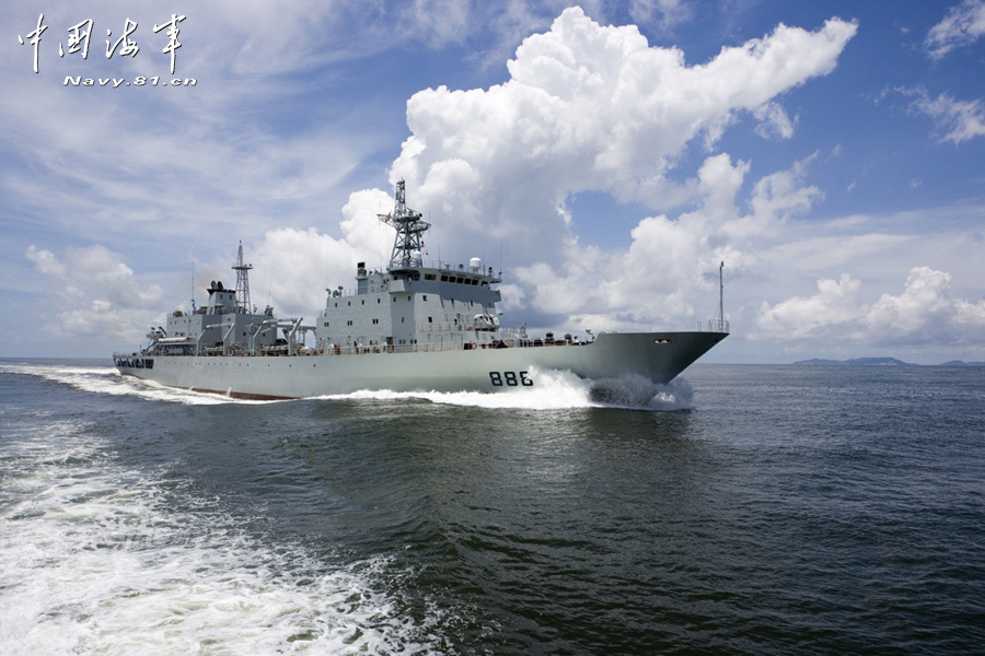 中国新岛礁综合补给舰