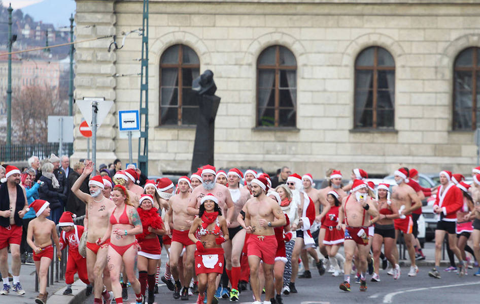 匈牙利举行慈善跑 参与者半裸上阵 第1页