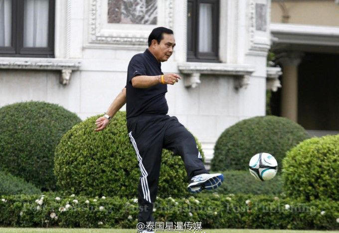 组图：泰国总理踢足球 一不小心摔跟头 第1页