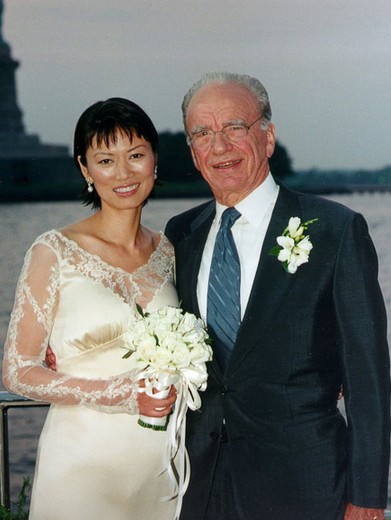 1999年6月25日邓文迪与默多克完婚.