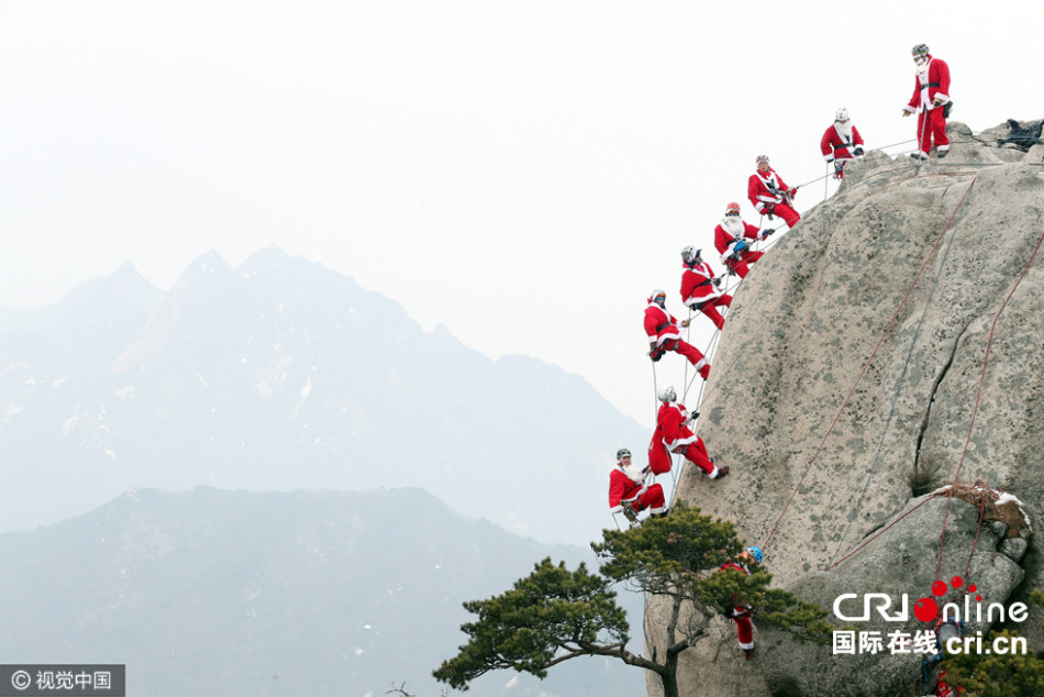 登山爱好者扮圣诞老人攀岩 场面惊险刺激(3) 第3页