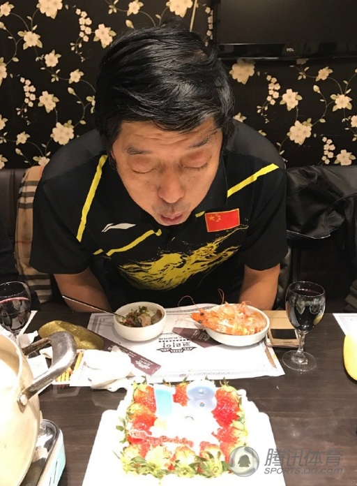 张继科作诗为父亲送生日祝福 秀球拍蛋糕(图)(2) 第2页