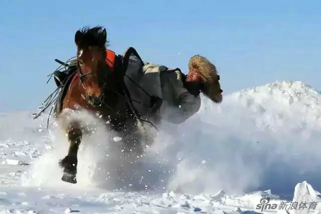 蒙古牧民豪情万丈雪地驭马