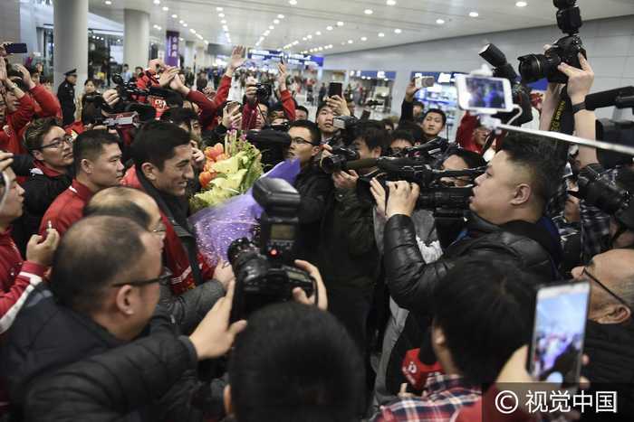 上港亚洲外援艾哈迈多夫紧随奥斯卡抵沪 球迷蜂拥包围水泄不通 第1页