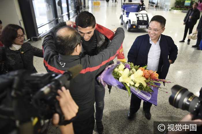 上港亚洲外援艾哈迈多夫紧随奥斯卡抵沪 球迷蜂拥包围水泄不通(3) 第3页