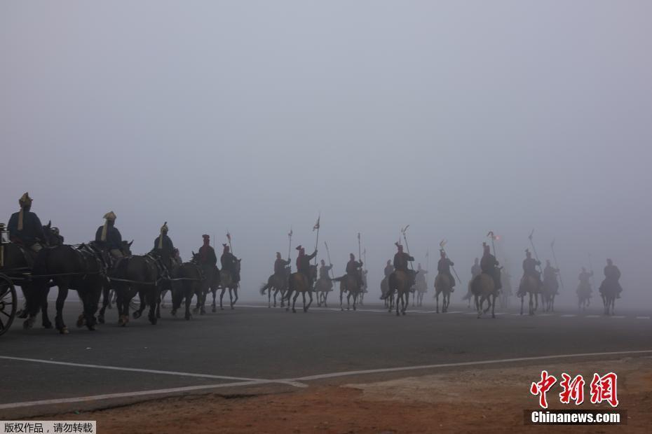 印度国庆阅兵雾霾中彩排 "敢死队"士兵秀骑术 第1页