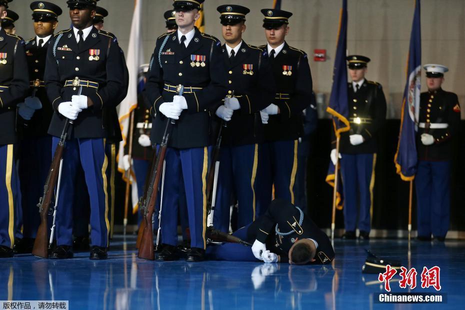 组图：美国军方为奥巴马举行欢送仪式 一名士兵晕倒现场 第1页