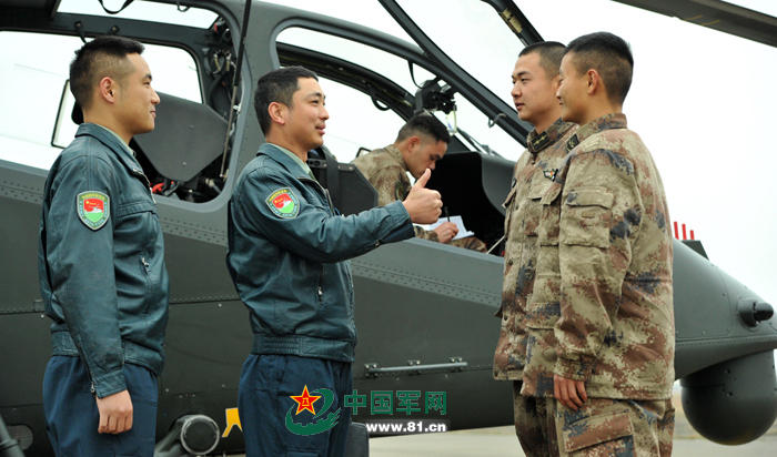 组图:解放军陆航直19新年升空训练