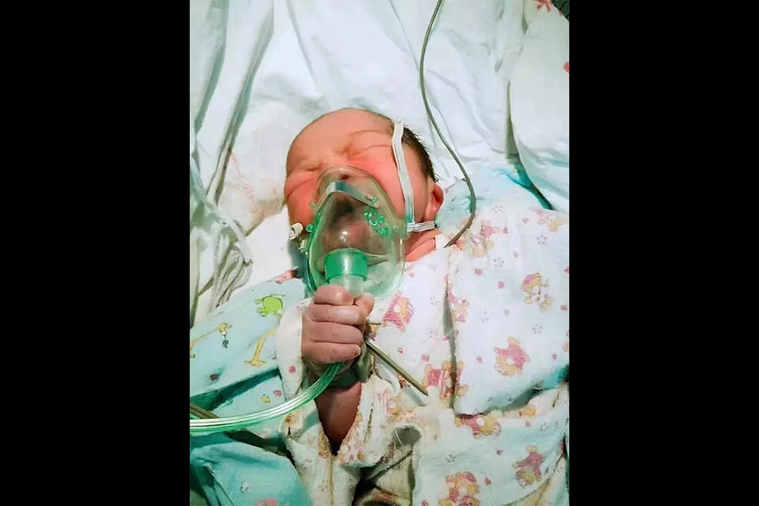 截屏图:2016年12月31日,浙江杭州,一张初生婴儿吸氧的照片瞬间在朋友