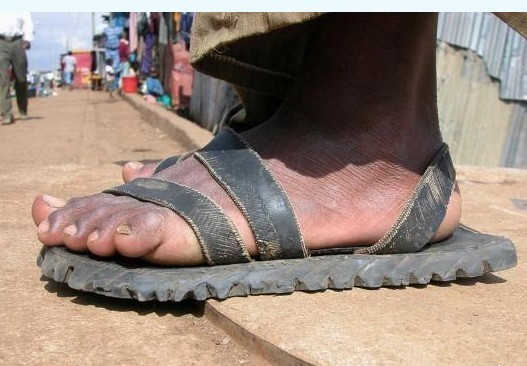 实拍：非洲人民用轮胎皮、塑料瓶做出来的鞋，耐穿又拉风(3) 第3页