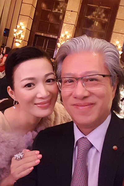 恩爱！“双儿”陈少霞和老公合体出席婚宴 被赞好有夫妻相 第1页