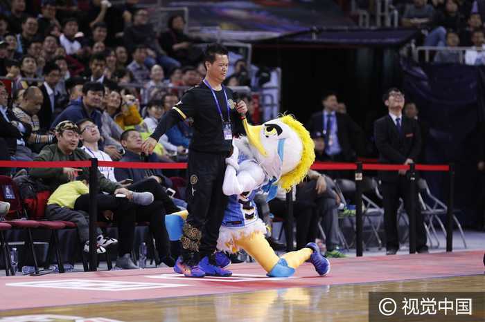 2017CBA全明星正赛：南区Vs北区 霹雳鸭场边搞怪不停 第1页