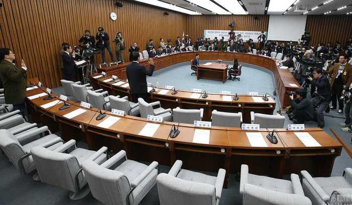 韩举行最后一次干政案听证会 多证人缺席 第1页