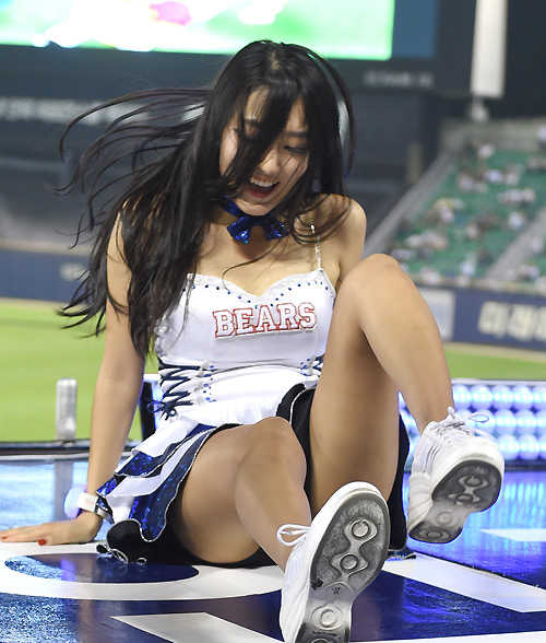 韩国拉拉队美女亮相棒球赛场，不小心滑倒脸红尴尬，面目狰狞！ 第1页
