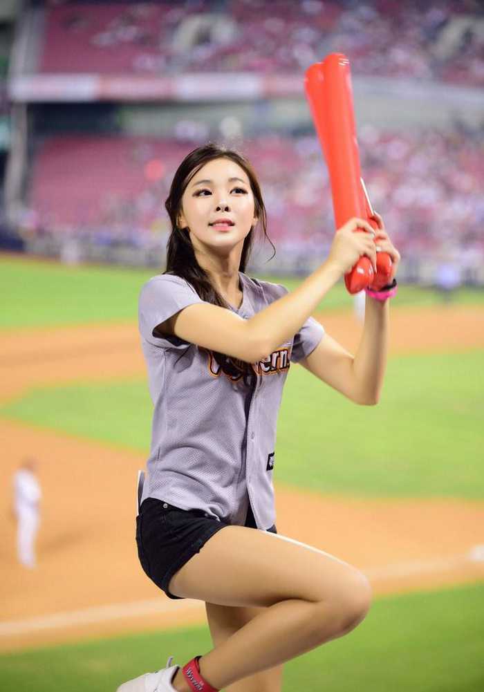 韩国拉拉队美女亮相棒球赛场,不小心滑倒脸红尴尬,面目狰狞!
