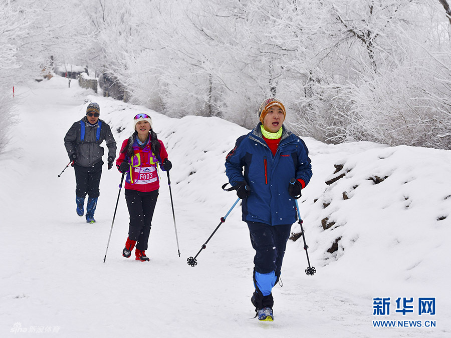 冰天雪地难挡跑步热 300名跑者畅跑乌鲁木齐(2) 第2页