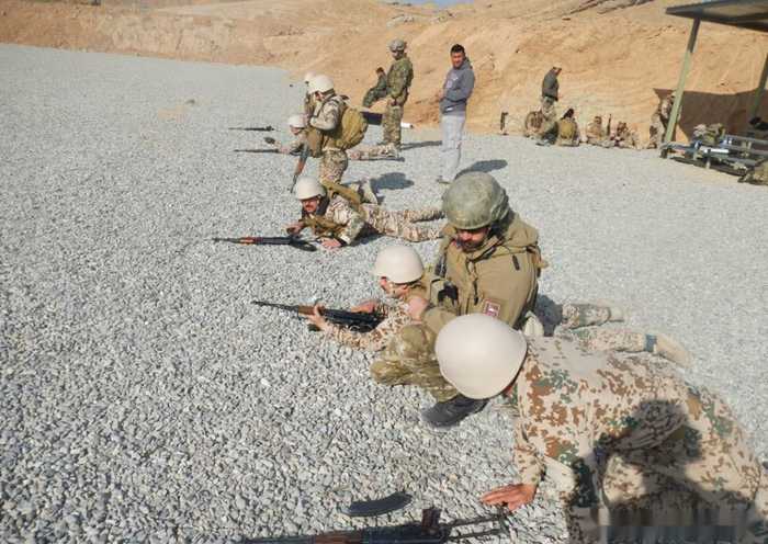 斯洛文尼亚教官指导伊拉克新兵进行战术训练，传授56式使用窍门 第1页