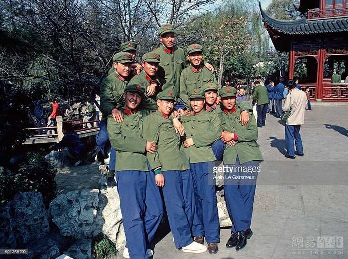 1979年中国彩色老照片 人人都爱绿军装