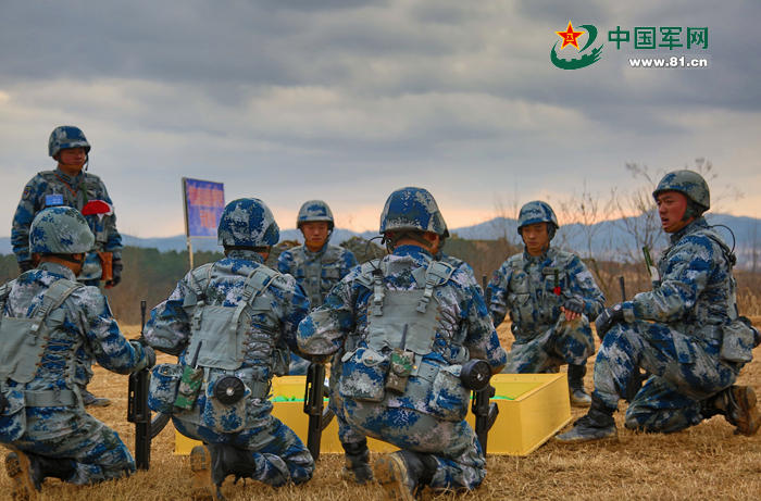 组图：空降兵某军：新年开训 数百名“兵教头”军事论剑 第1页