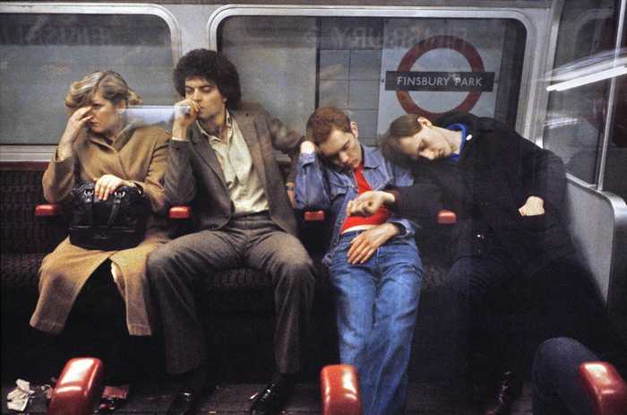 吻、躁动和搞怪|色情电影放映员记下了伦敦地铁40年的这些瞬间 第1页