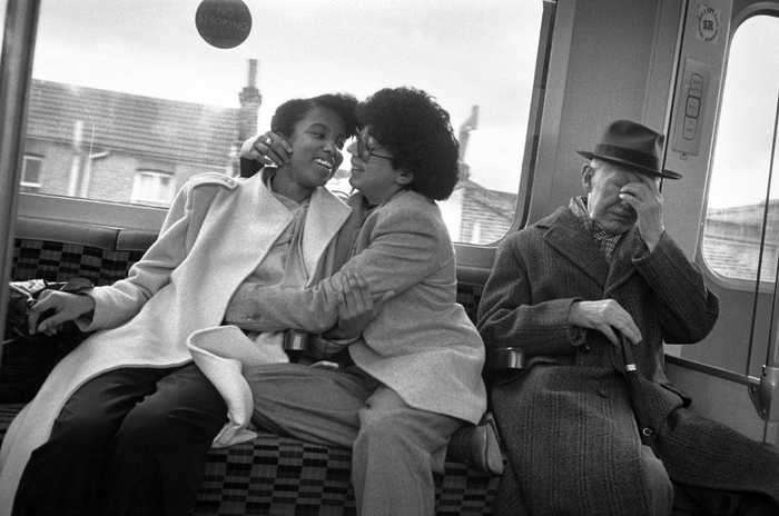 吻、躁动和搞怪|色情电影放映员记下了伦敦地铁40年的这些瞬间(5) 第5页