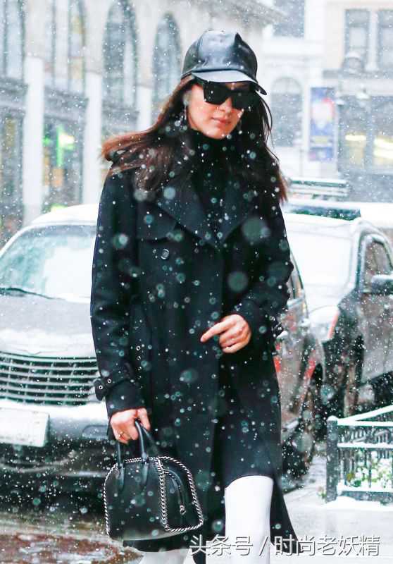街拍 超模贝拉哈迪德纽约暴雪出街 黑白搭配 好似雪中走秀 第1页