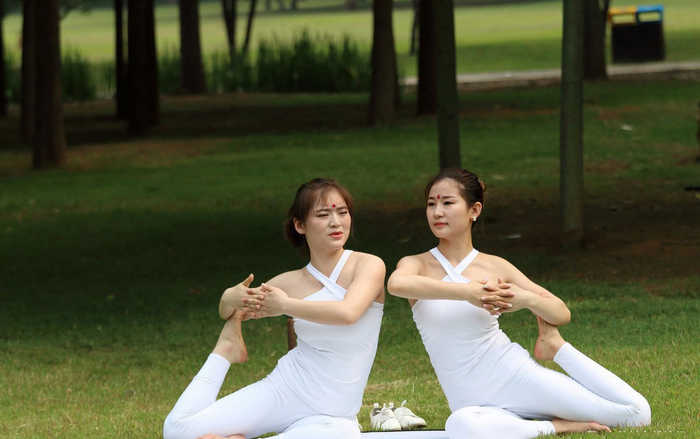 草坪上的姑娘们下功夫练习瑜伽 由心底生出感动 第1页