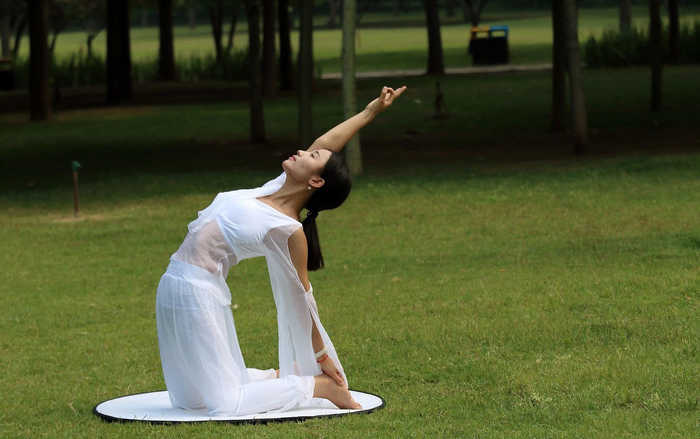 草坪上的姑娘们下功夫练习瑜伽 由心底生出感动(7) 第7页